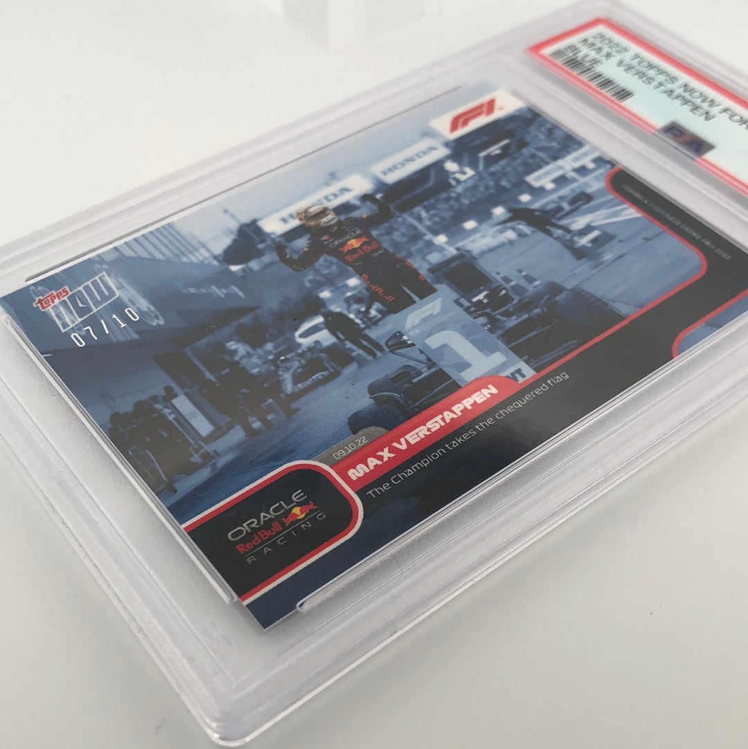 PSA 10 - 07/10 Max Verstappen #62 - The Champion takes the chequered flag - Blue